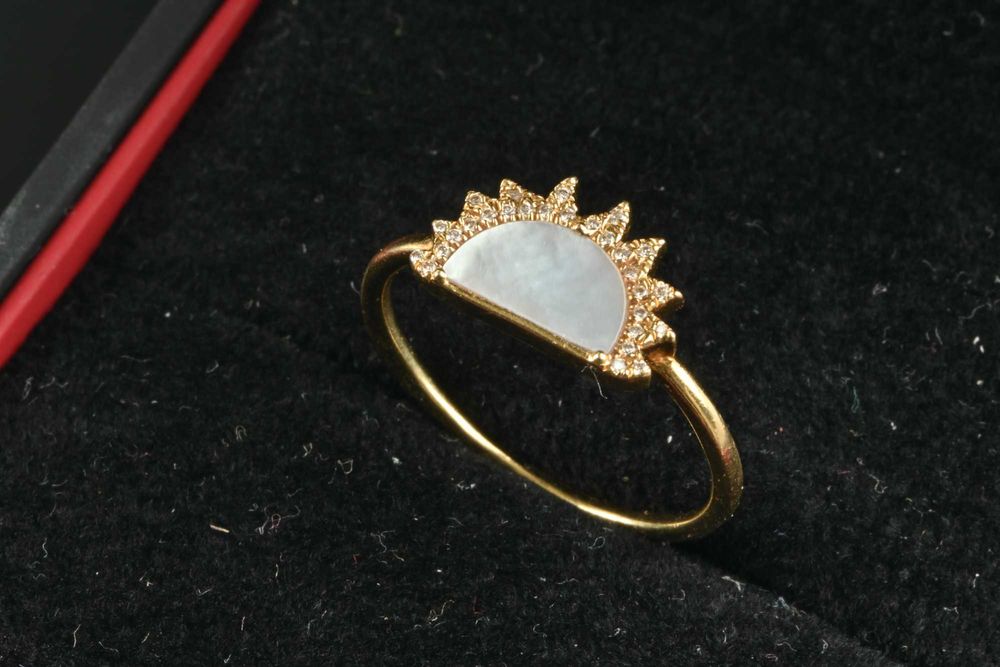 Златен Пръстен 750 (18К) с 28 Диаманта и Седеф, 2.2гр, Размер 56