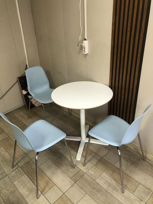 Продаётся новый стол с 3 стульями