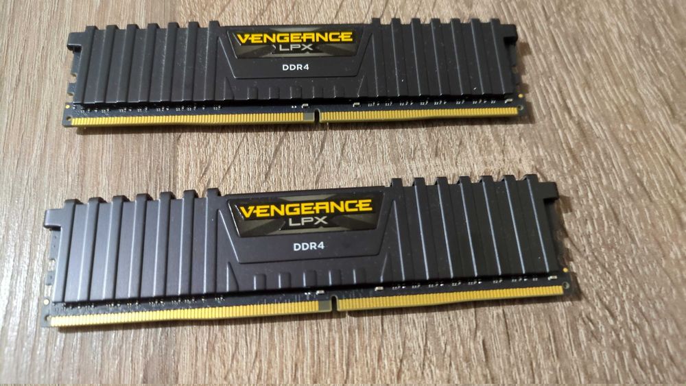 Corsair Vengeance LPX Black 2x8GB DDR4 3200MHz CL16 - folositi 3 ani