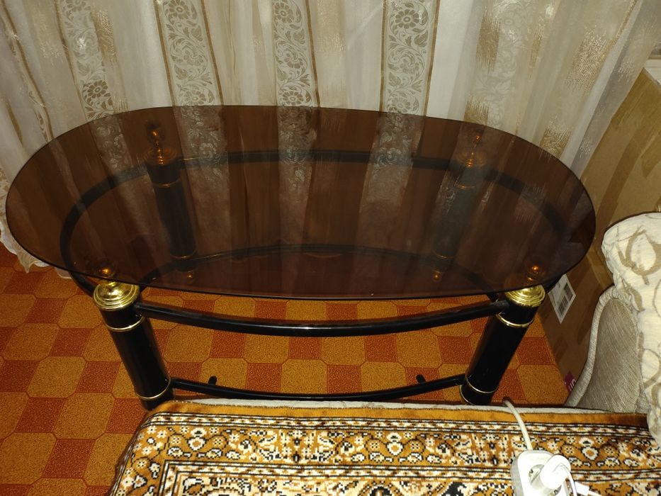 Стеклянный журнальный столик