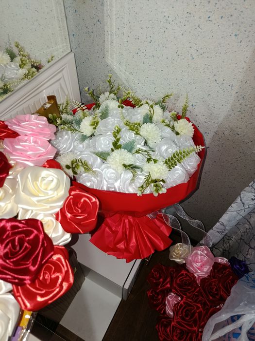 Атлас Роза, ақ гүлдер жылтыр