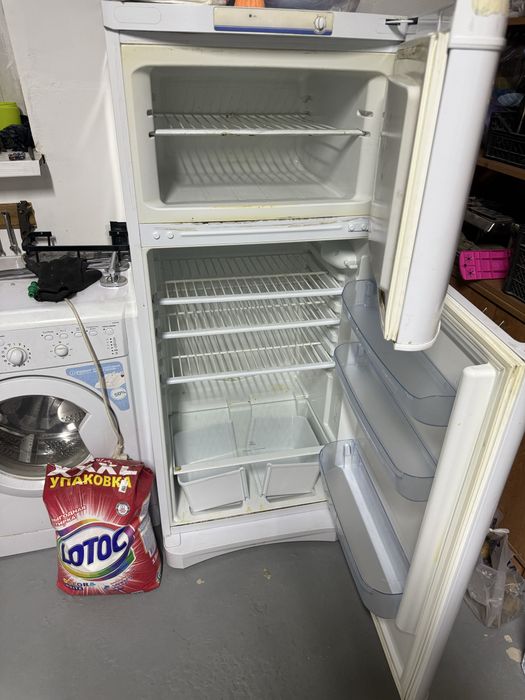 Продам холодильник indesit