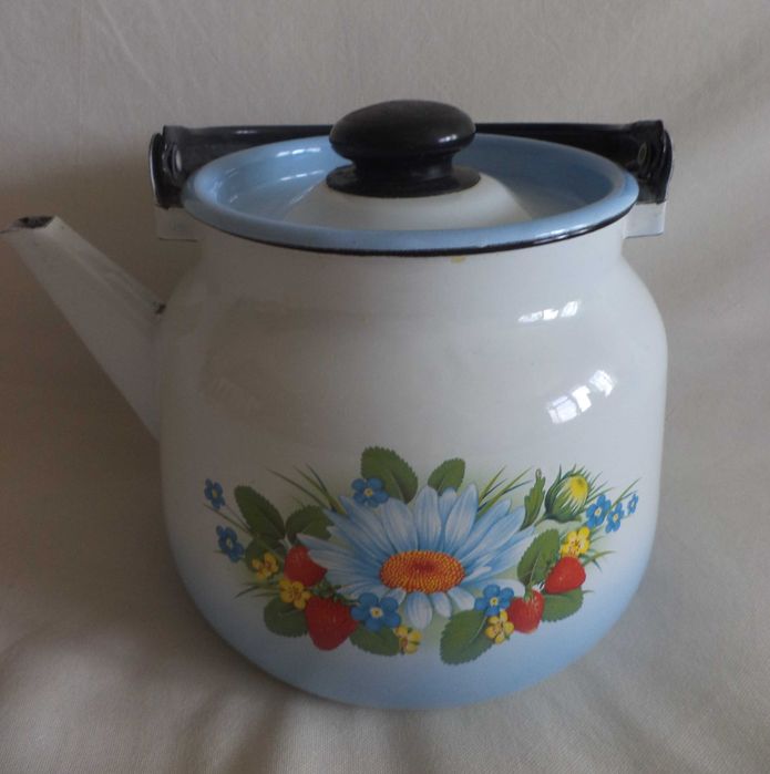 Эмалированная посуда новая и б/у: 2 ведра, бидон, чайник