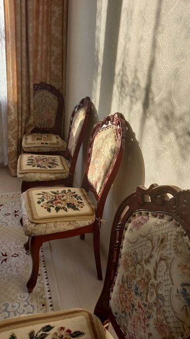 стол и стулья гостевые. б/у