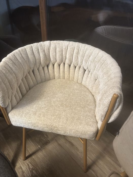 Scaun crem nou cu picioare de fier