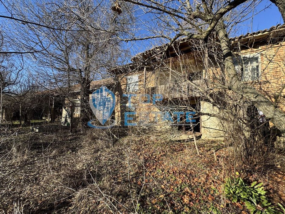 Тухлена къща с голям двор в с. Масларево, област Велико Търново