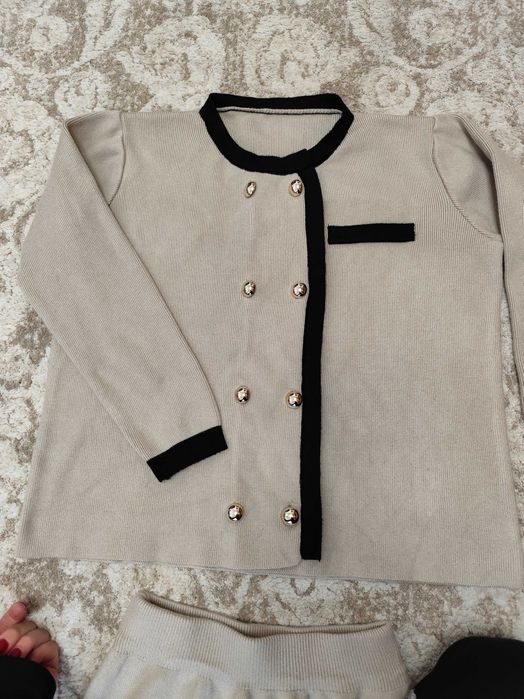 Costum cu fusta midi