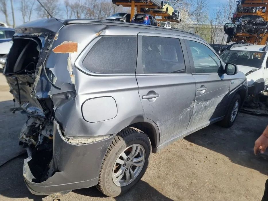 Dezmembrez Mitsubishi Outlander 3, an 2014, motor 2.0 benzina + hybrid cod 4B11, cutie de viteze automata usa stanga fata, usa stanga spate, usa dreapta fata, usa dreapta spate, oglinda stanga, oglinda dreapta, aripa dreapta fata, aripa stanga fata, grila