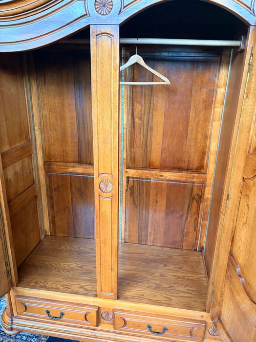 Масивен дъбов гардероб