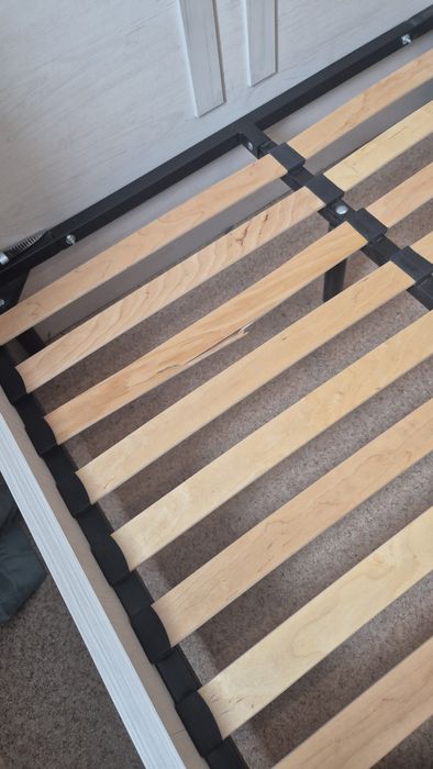 Продам кровать без матраса!