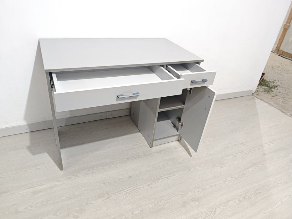 Письменный стол.