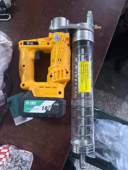 Продам шприцы для смазки.