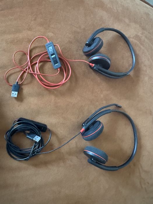 Casti cu microfon si control pe fir