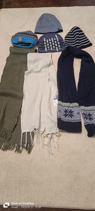 Vand fulare și căciulite copii.