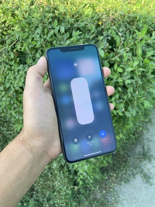 Продам IPhone XS Max