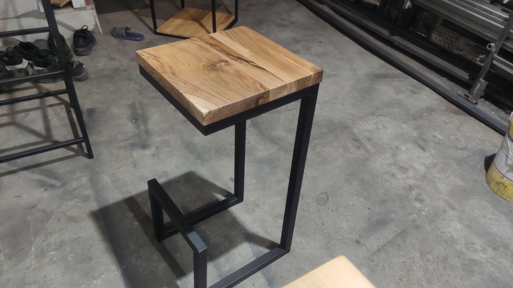 Бар столове от масивна дървесина орех и дъб