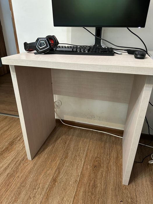 Mobilier de camera  700 ron comoda tv din mdf lucios cu 3 sertare si 2 uși cu amortizoare 700 ron pat din pal dimensiuni saltea 2000x1600  la 500 ron
