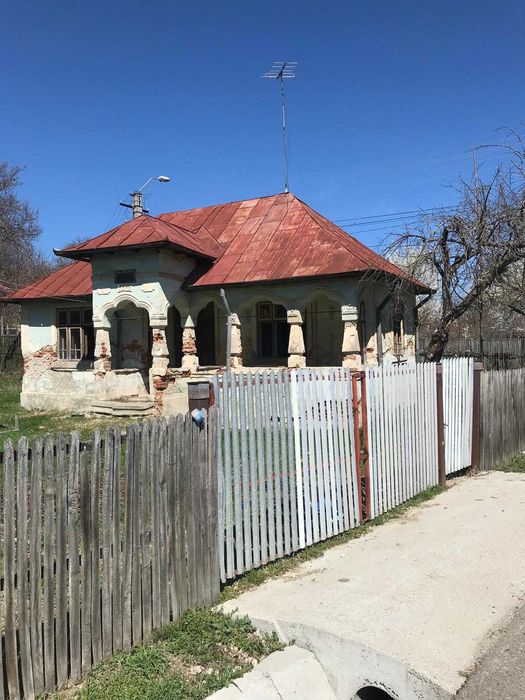 Casă bătrânească, situată în Boțârcani, oraș Topoloveni.