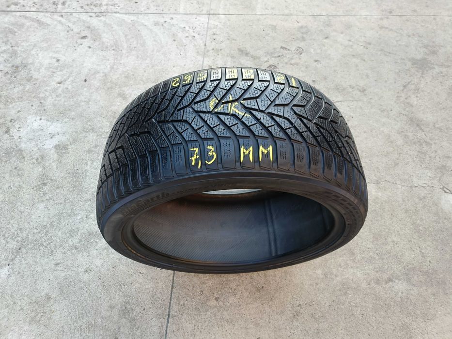 O anvelopa de iarna 295 35 21 Yokohama BluEarth Winter 7,3 mm