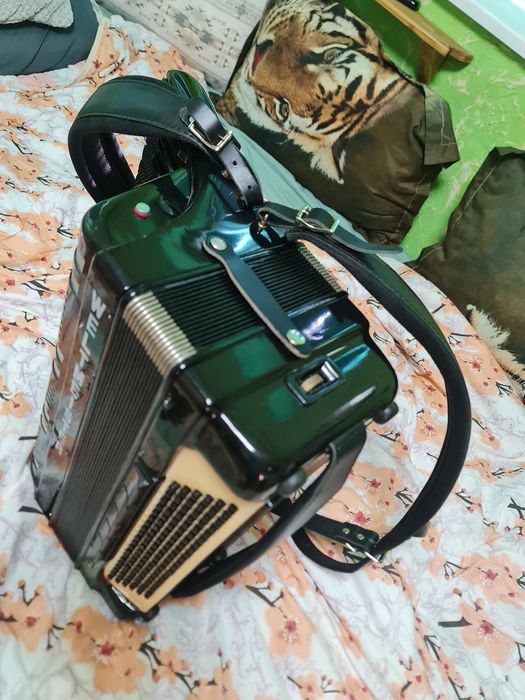 продавам спешно акордеон  S4  перфектен