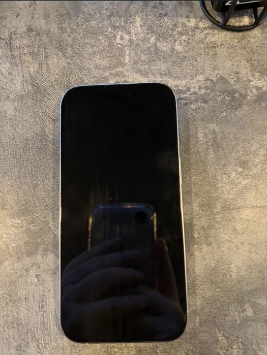 Iphone 16 pro Data activarii aprilie 2025(inca e in garantie)