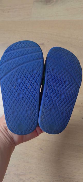 Маратонки, сандали и платненки