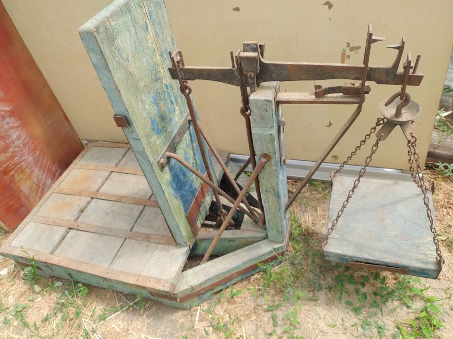 Vând cantar vechi din lemn cu greutati