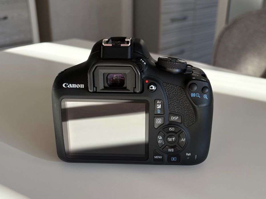 Фотоапарат DSLR Canon EOS 2000D + зарядно