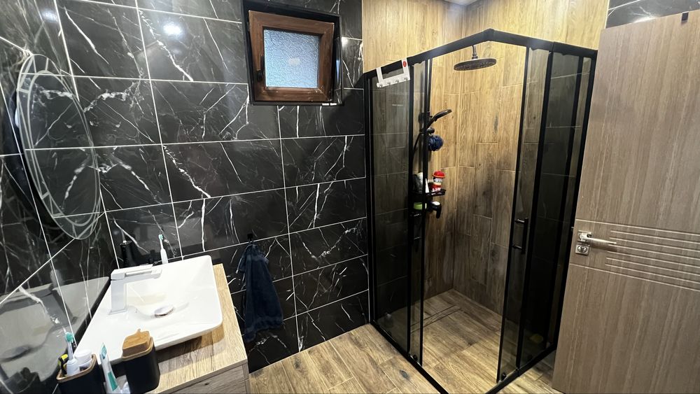 Тристаен обзаведен с паркомясто в Остромила