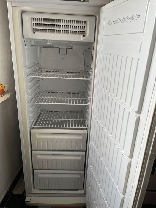 Продам морозильник  Индезит почти новый