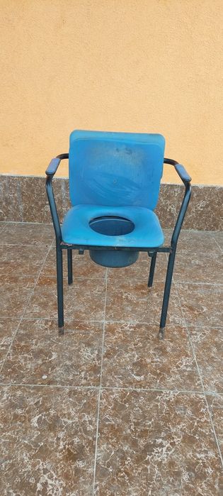 Scaun toaletă pentru persoane cu dizabilități