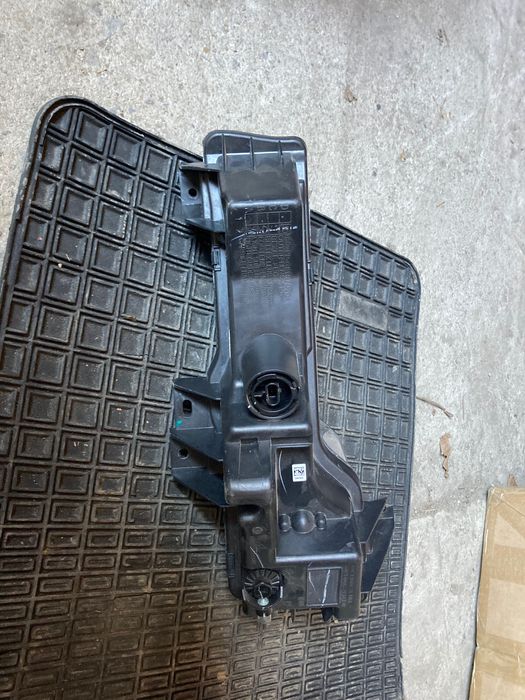 Десен халоген Tesla 3. 2017-2023. Дневна светлина.