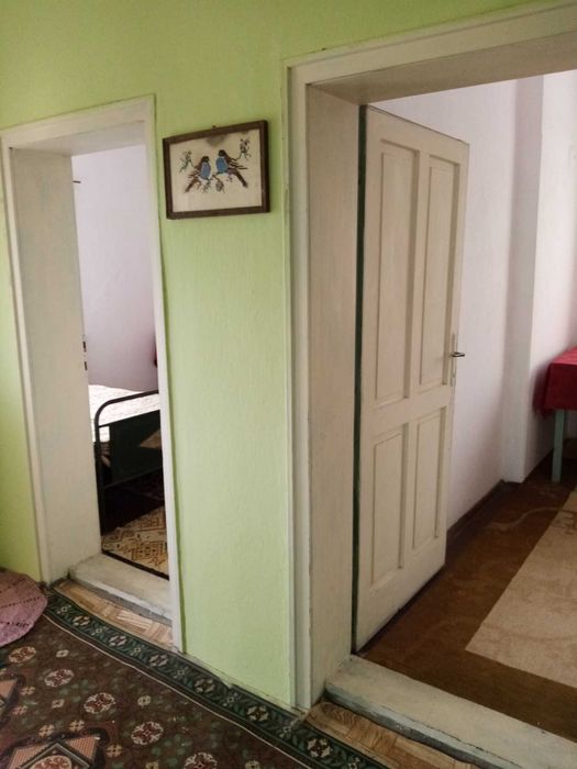 Двуетажна къща с двор