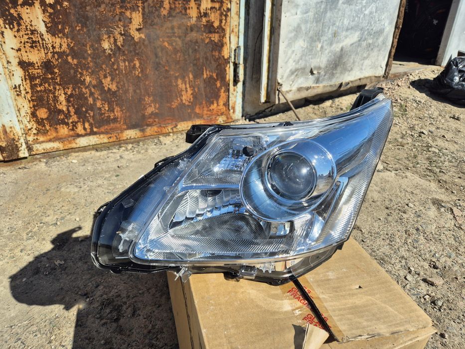 Фара Toyota Avensis 2009г.