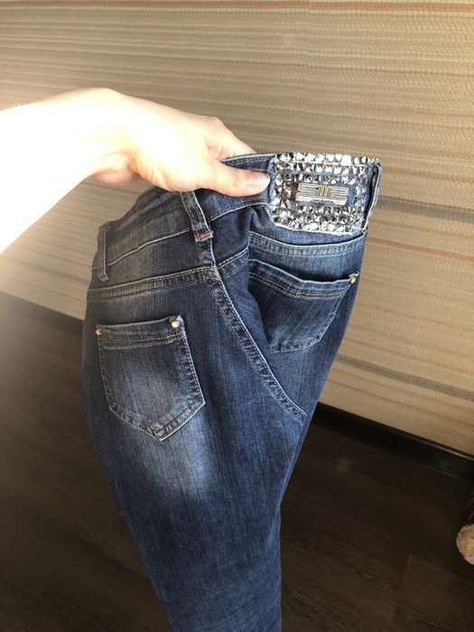 Продам джинсы со стразами