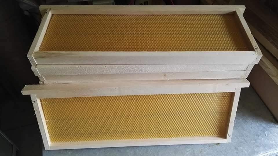 Пчелни рамки с залепени восъчни основи