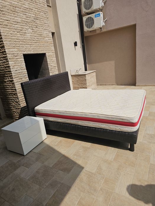 Vand Pat cu saltea inclusa 200x160 sunt noi  plus 2 noptiere in stare buna