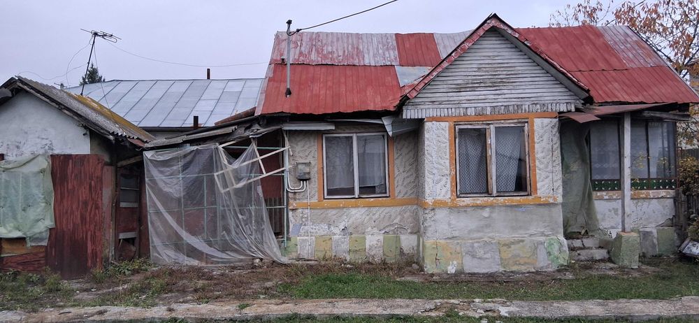 Teren intravilan + casa batraneasca , de vanzare in zona Tintea