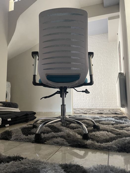 Ефектен и удобен въртящ се офис стол