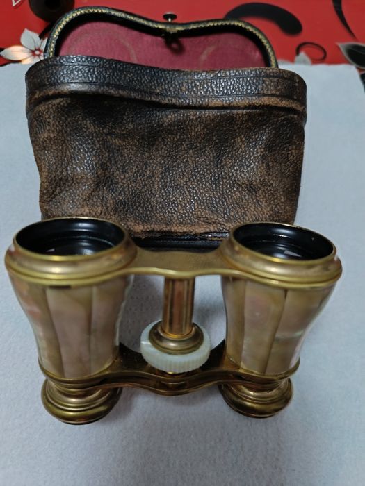 Vând binoclu de teatru.