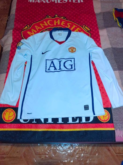 Тениска на Бекъм, с дълъг ръкав на Бербатов и Тевез