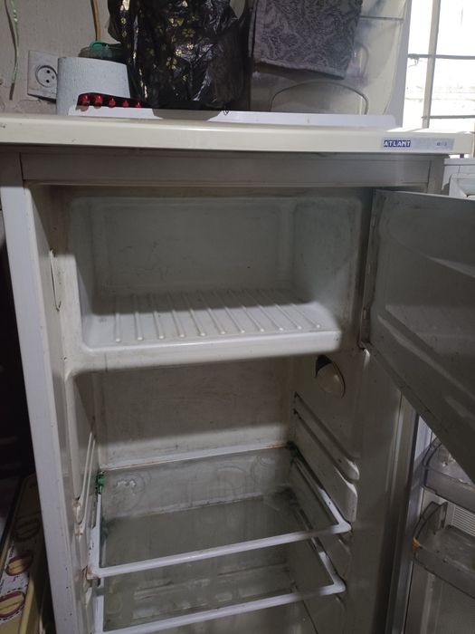 Холодильник рабочий, большой.