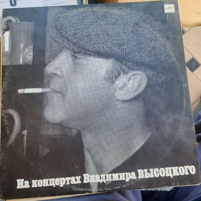 Виниловые пластинки разных исполнителей.