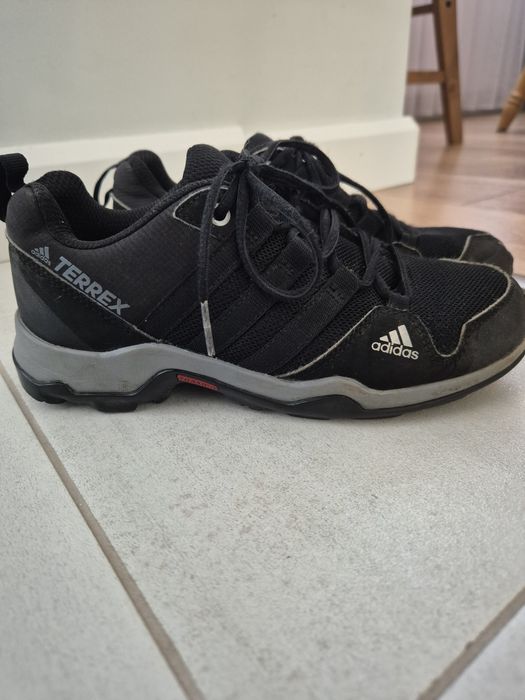 Два чифта маратонки Адидас(32 и 33 номер) плюс подарък сандали