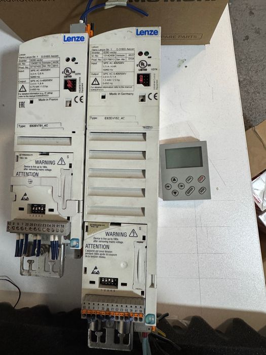 Pachet 2 Convertizoare / Invertoare Frecvență Lenze 8200 Vector (0.75 kW + 1.5 kW) + Keypad XT