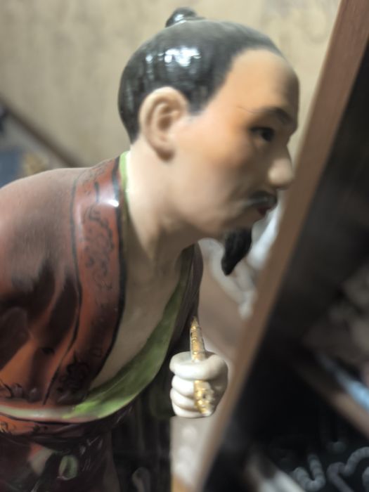 Фарфоровая статуэтка.