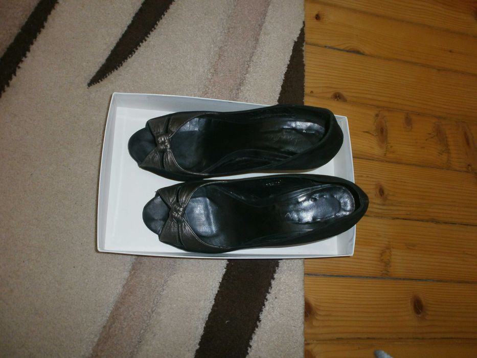 продавам дамски обувки и дамски чанти.