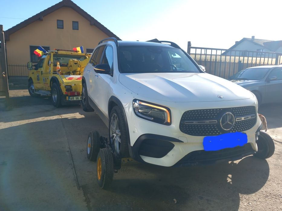 Tractări microbuze și autoturisme blocate, cu roți rupte