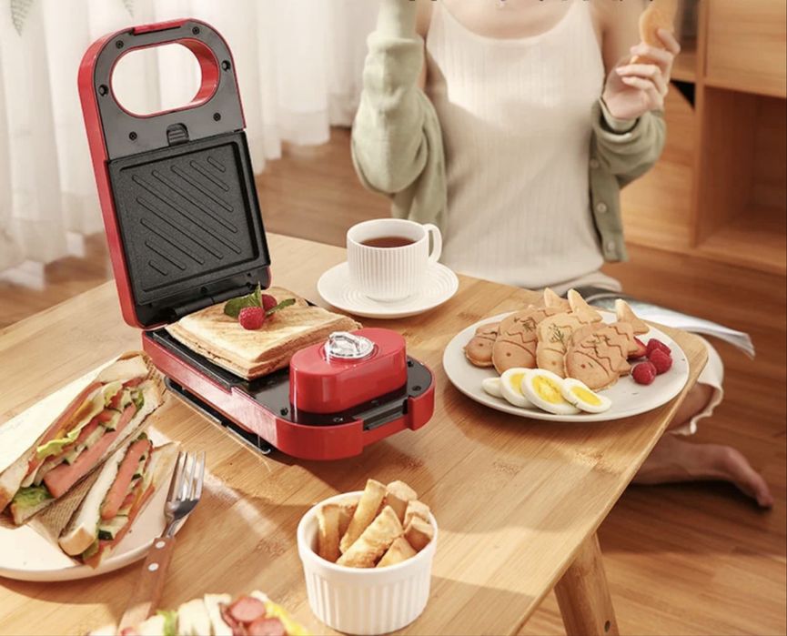 Вафельница красного цвета