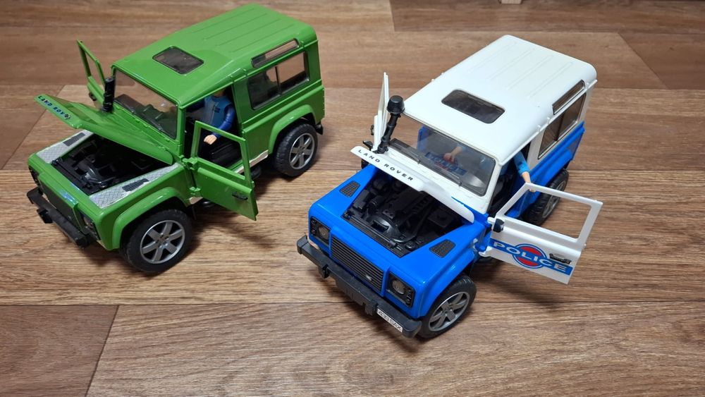 Внедорожники Bruder Land Rover Defender.